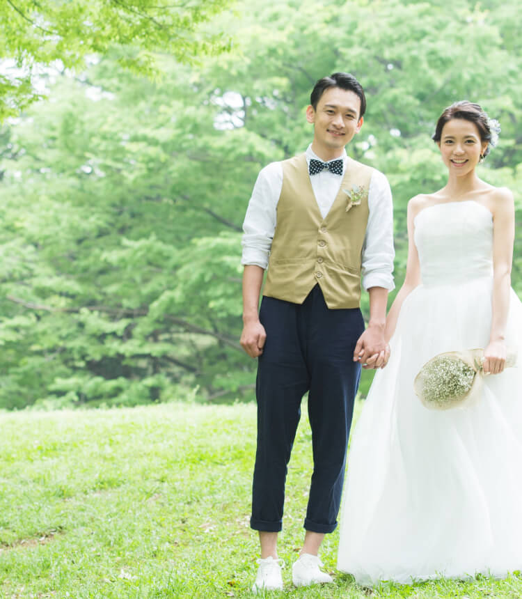 結婚式を挙げているカップル