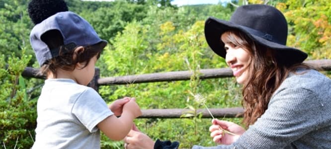 再婚をするか検討中の子守をしているシングルマザー